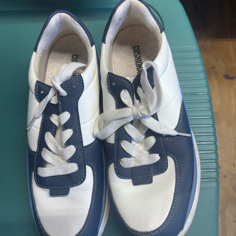 Cushionaire women’s ' Blue and White Sneakers 👜👠